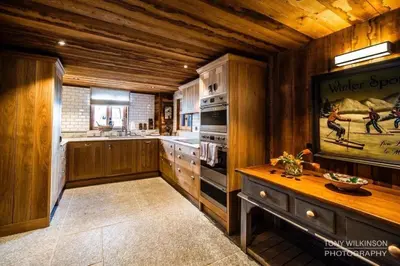 Cuisine ou kitchenette dans l'établissement L'Illaz - 4 bedrooms, log fire