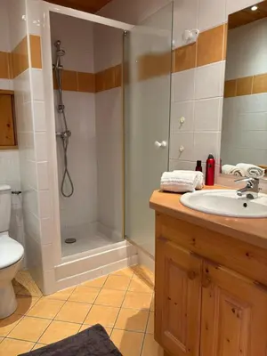 Salle de bains dans l'établissement Beau 3 pièces avec vue Montana 4