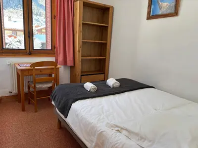 Un ou plusieurs lits dans un hébergement de l'établissement Beau 3 pièces avec vue Montana 4