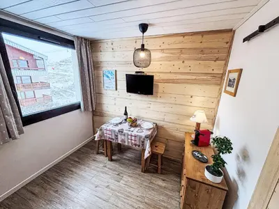 Télévision ou salle de divertissement dans l'établissement Studio Les Tommeuses - Val Claret-25 by Interhome