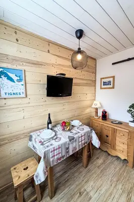 Télévision ou salle de divertissement dans l'établissement Studio Les Tommeuses - Val Claret-25 by Interhome