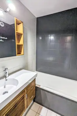 Salle de bains dans l'établissement Studio Les Tommeuses - Val Claret-25 by Interhome