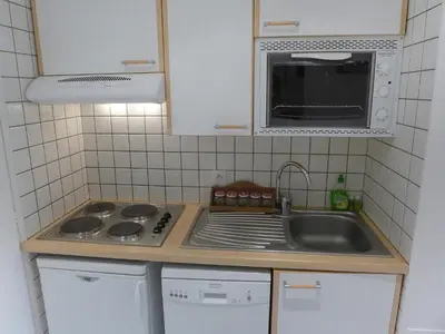 Cuisine ou kitchenette dans l'établissement Studio Les Moutières B1 et B2 - Val Claret-23 by Interhome