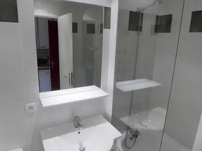 Salle de bains dans l'établissement Studio Les Moutières B1 et B2 - Val Claret-23 by Interhome