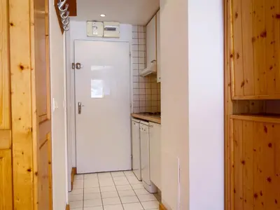Cuisine ou kitchenette dans l'établissement Studio Les Moutières B1 et B2 - Val Claret-23 by Interhome