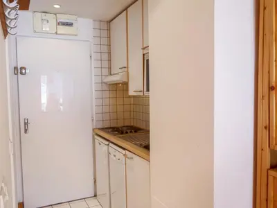 Cuisine ou kitchenette dans l'établissement Studio Les Moutières B1 et B2 - Val Claret-23 by Interhome
