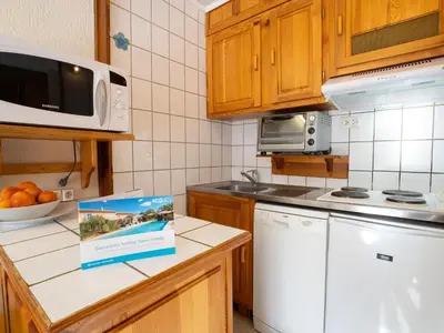 Cuisine ou kitchenette dans l'établissement Studio Le Slalom - Val Claret-3 by Interhome