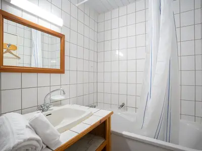 Salle de bains dans l'établissement Studio Le Slalom - Val Claret-3 by Interhome