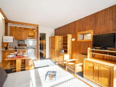 Cuisine ou kitchenette dans l'établissement Studio Le Slalom - Val Claret-3 by Interhome
