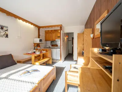 Cuisine ou kitchenette dans l'établissement Studio Le Slalom - Val Claret-3 by Interhome