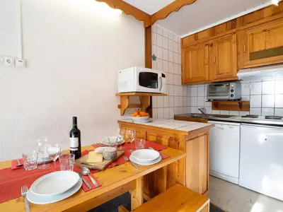 Cuisine ou kitchenette dans l'établissement Studio Le Slalom - Val Claret-3 by Interhome