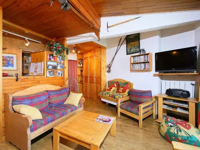 Télévision ou salle de divertissement dans l'établissement Apartment Le Curling A - Val Claret-17 by Interhome