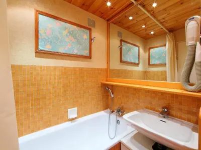Salle de bains dans l'établissement Apartment Le Curling A - Val Claret-17 by Interhome