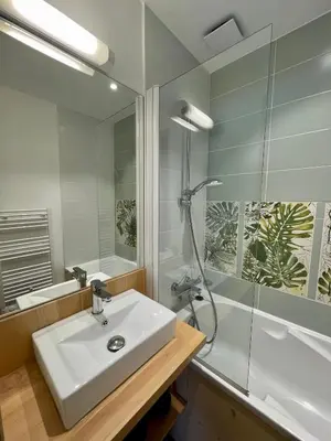 Salle de bains dans l'établissement La MaiZon du Bois Rez-de-Chaussée