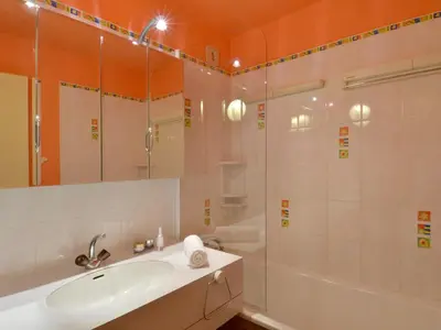 Salle de bains dans l'établissement Appartement confortable 3 pièces pour 6/7 pers, animaux admis - FR-1-181-2767