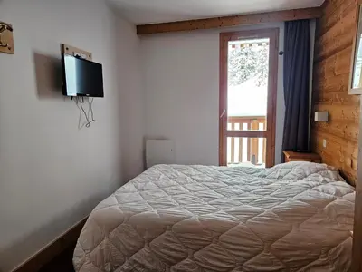 Un ou plusieurs lits dans un hébergement de l'établissement Appartement ski aux pieds pour 10 pers. avec WIFI et animaux admis - FR-1-181-2766