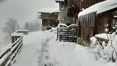 L'établissement Mountain house with two barns and a garden en hiver