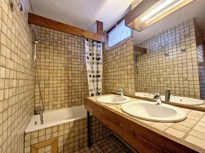 Salle de bains dans l'établissement Appartement Centre Station Val-d'Isère pour 6 pers, 2 pièces - FR-1-518-153