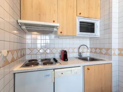Cuisine ou kitchenette dans l'établissement Studio résidence Le Lac - Le lac by Interhome