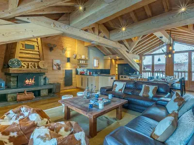 Coin salon dans l'établissement Chalet de Standing avec Cheminée et Sauna, Proche du Centre de Val-d'Isère - FR-1-694-14