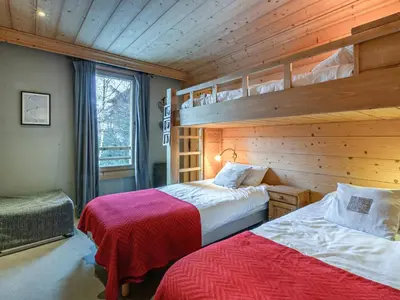 Un ou plusieurs lits dans un hébergement de l'établissement Chalet de Standing avec Cheminée et Sauna, Proche du Centre de Val-d'Isère - FR-1-694-14