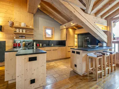 Cuisine ou kitchenette dans l'établissement Chalet de Standing avec Cheminée et Sauna, Proche du Centre de Val-d'Isère - FR-1-694-14