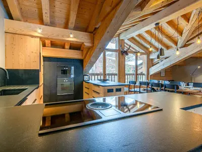 Cuisine ou kitchenette dans l'établissement Chalet de Standing avec Cheminée et Sauna, Proche du Centre de Val-d'Isère - FR-1-694-14