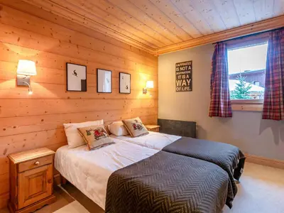 Un ou plusieurs lits dans un hébergement de l'établissement Chalet de Standing avec Cheminée et Sauna, Proche du Centre de Val-d'Isère - FR-1-694-14