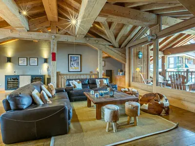 Coin salon dans l'établissement Chalet de Standing avec Cheminée et Sauna, Proche du Centre de Val-d'Isère - FR-1-694-14