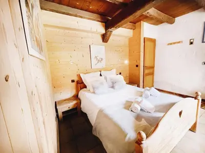 Un ou plusieurs lits dans un hébergement de l'établissement Spacieux Chalet 19pers, Piscine, Jacuzzi, Sauna & Salle de Jeux
