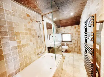 Salle de bains dans l'établissement Spacieux Chalet 19pers, Piscine, Jacuzzi, Sauna & Salle de Jeux