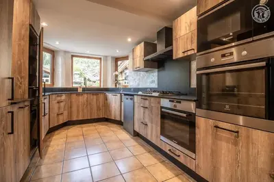 Cuisine ou kitchenette dans l'établissement Spacieux Chalet 19pers, Piscine, Jacuzzi, Sauna & Salle de Jeux