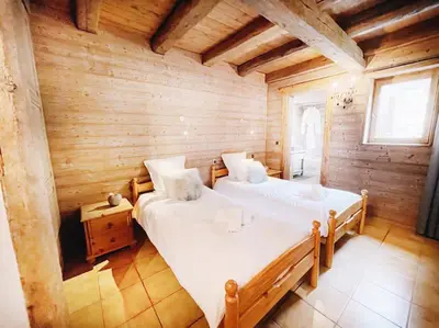 Un ou plusieurs lits dans un hébergement de l'établissement Spacieux Chalet 19pers, Piscine, Jacuzzi, Sauna & Salle de Jeux