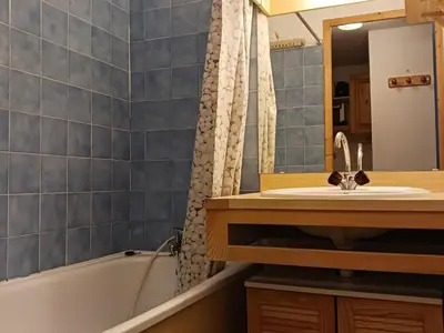 Salle de bains dans l'établissement Studio cabine 4 pers, Vallandry, centre station, proche pistes - FR-1-411-940