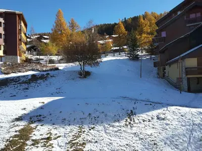 L'établissement Paradiski proche pistes et commerces vallandry en hiver