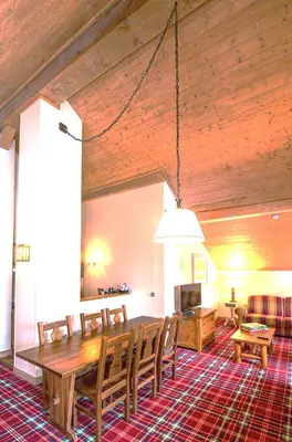 Coin salon dans l'établissement Arc 1950, Hameau du Glacier, Dernier étage , 63m2 , 5m de hauteur sous plafond dans le séjour, Cheminée, Balcon Sud, Piscine, ski aux pieds
