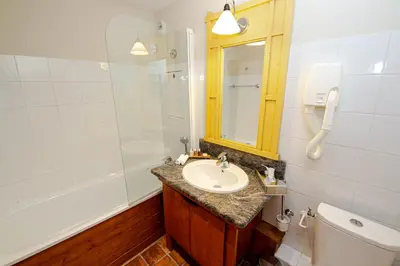 Salle de bains dans l'établissement Arc 1950, Hameau du Glacier, Dernier étage , 63m2 , 5m de hauteur sous plafond dans le séjour, Cheminée, Balcon Sud, Piscine, ski aux pieds