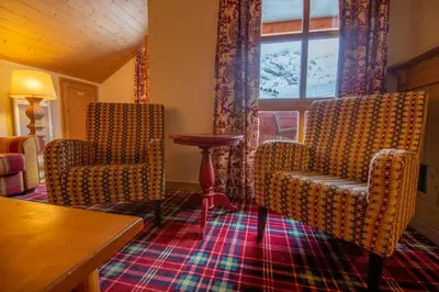 Coin salon dans l'établissement Arc 1950, Hameau du Glacier, Dernier étage , 63m2 , 5m de hauteur sous plafond dans le séjour, Cheminée, Balcon Sud, Piscine, ski aux pieds