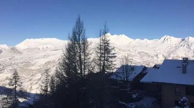 Vue générale sur la montagne ou vue sur la montagne depuis la maison d'hôtes