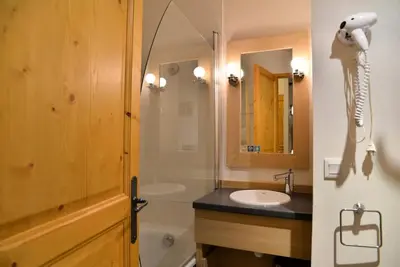 Salle de bains dans l'établissement Résidence Le Centaure - Bel appartement pour 6 personnes · Ski aux pieds · Vue sur les pistes MAE-0531