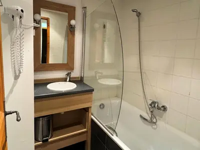 Salle de bains dans l'établissement Résidence Le Centaure - Grand appartement pour 10 personnes · Résidence avec accès direct aux pistes MAE-0541