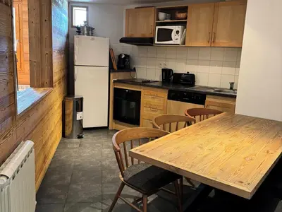 Cuisine ou kitchenette dans l'établissement Résidence Le Centaure - Appartement spacieux et chaleureux · Ski aux pieds · Vue pistes MAE-0561