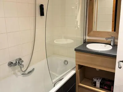 Salle de bains dans l'établissement Résidence Le Centaure - Appartement spacieux et chaleureux · Ski aux pieds · Vue pistes MAE-0561