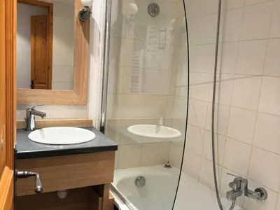 Salle de bains dans l'établissement Résidence Le Centaure - Appartement pour 6 personnes · Ski aux pieds · Sur le haut de Belle Plagne MAE-0631