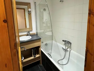 Salle de bains dans l'établissement Résidence Le Centaure - 3 pièces confortable · Résidence avec accès direct aux pistes · Exposition sud ouest MAE-0661