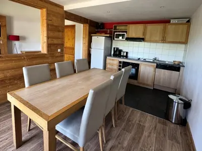 Cuisine ou kitchenette dans l'établissement Résidence Le Centaure - Bel appartement avec grand séjour · Résidence ski aux pieds · Exposition sud ouest MAE-0671