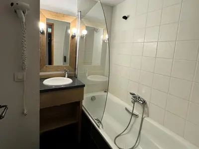 Salle de bains dans l'établissement Résidence Le Centaure - Bel appartement avec grand séjour · Résidence ski aux pieds · Exposition sud ouest MAE-0671