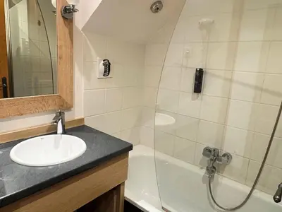 Salle de bains dans l'établissement Résidence Le Centaure - Appartement agréable sur le haut de Belle Plagne · Ski aux pieds MAE-0701