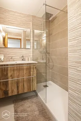 Salle de bains dans l'établissement Le Balcon de la Parrachée
