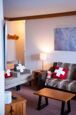 Coin salon dans l'établissement Le Grand Ours - Ski in ski out 4 bed chalet, Arc 1950